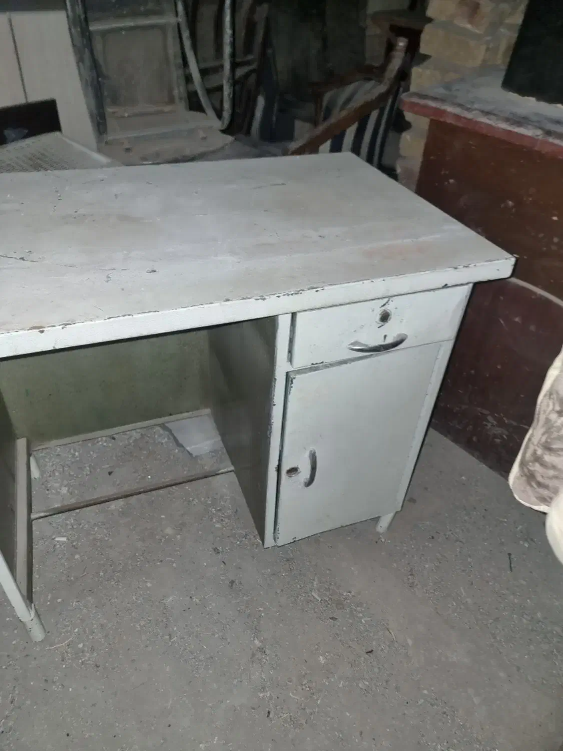 طبقه  چوبی و میز چوبی و اهنی|کتابخانه، شلف، قفسه‌های دیواری|کاشان, فاز ۲ ناجی آباد|دیوار