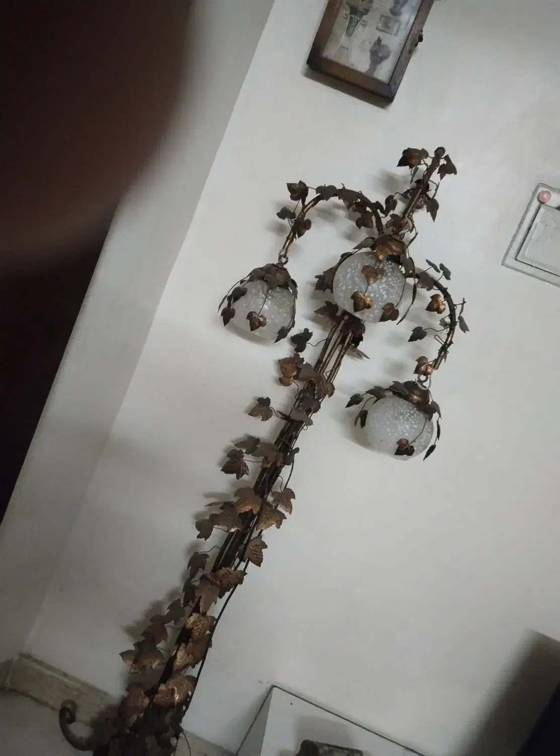 کنار سالنی آباژورایستاده فرفورژه. ای سالم|چراغ خواب و آباژور|قرچک, مهدیه|دیوار