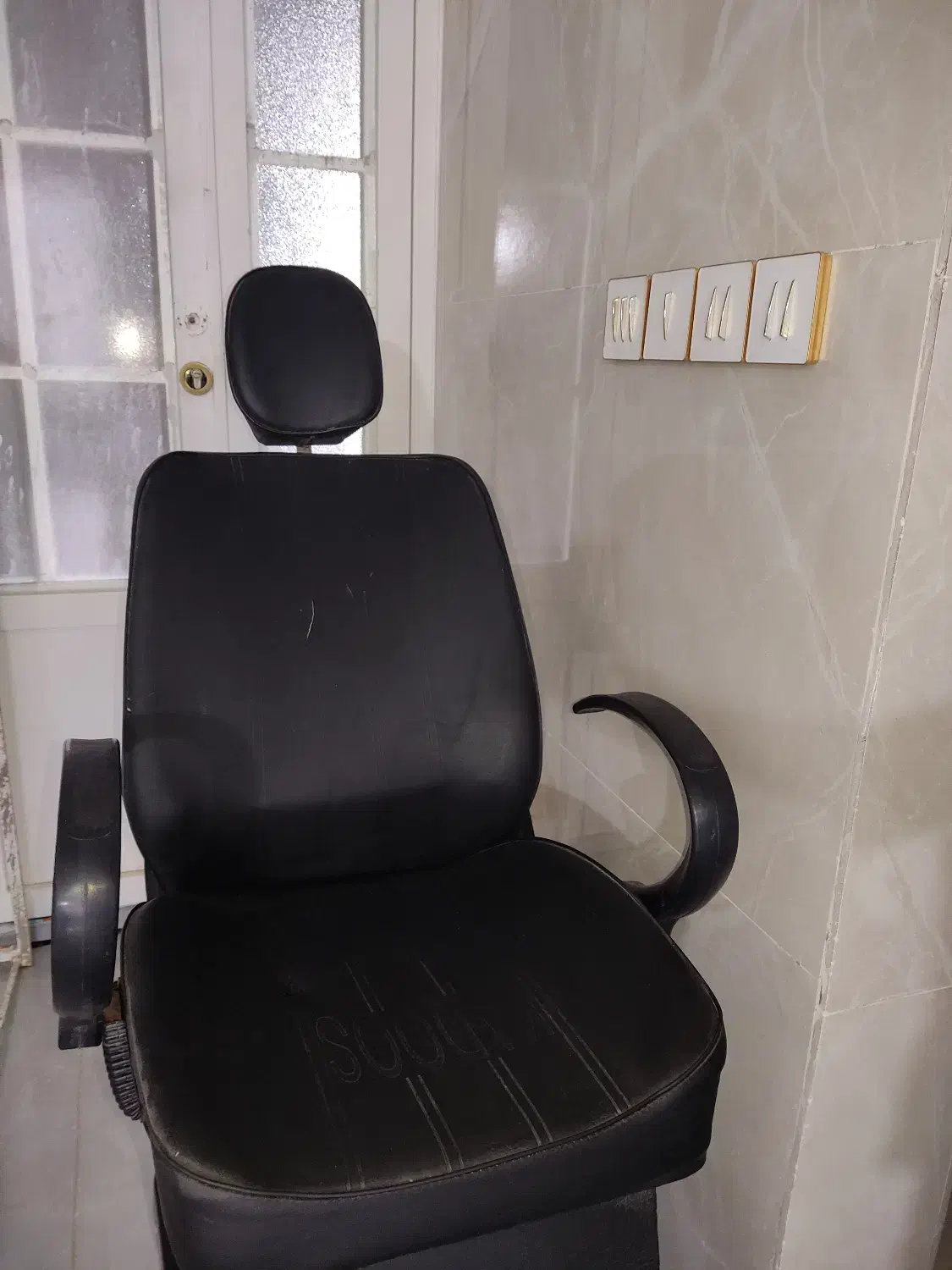 صندلی|آرایشگاه و سالن‌های زیبایی|مرودشت, رامجرد یک|دیوار