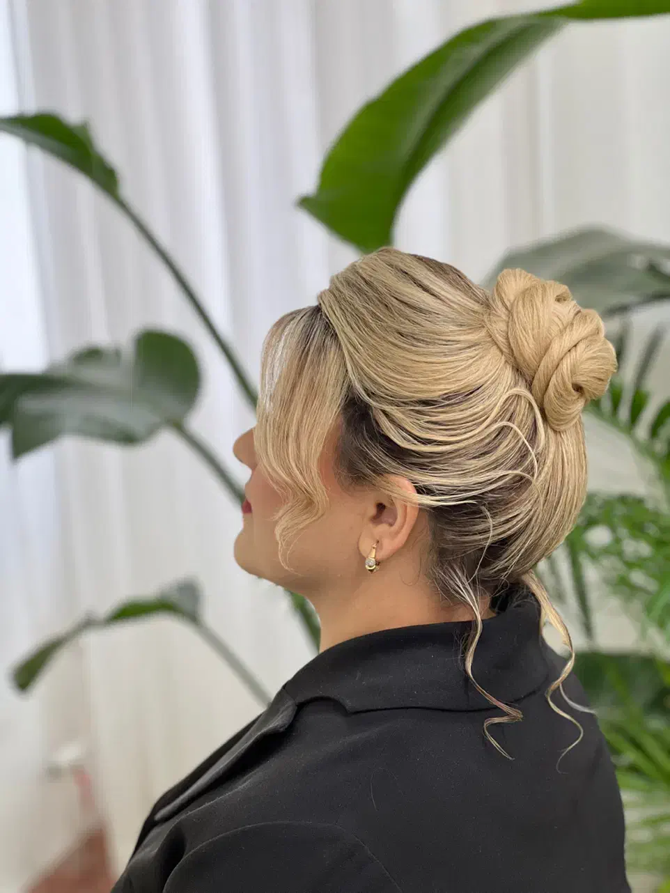 مدل شنیون با موی بلوند|خدمات آرایشگری و زیبایی|فومن, |دیوار