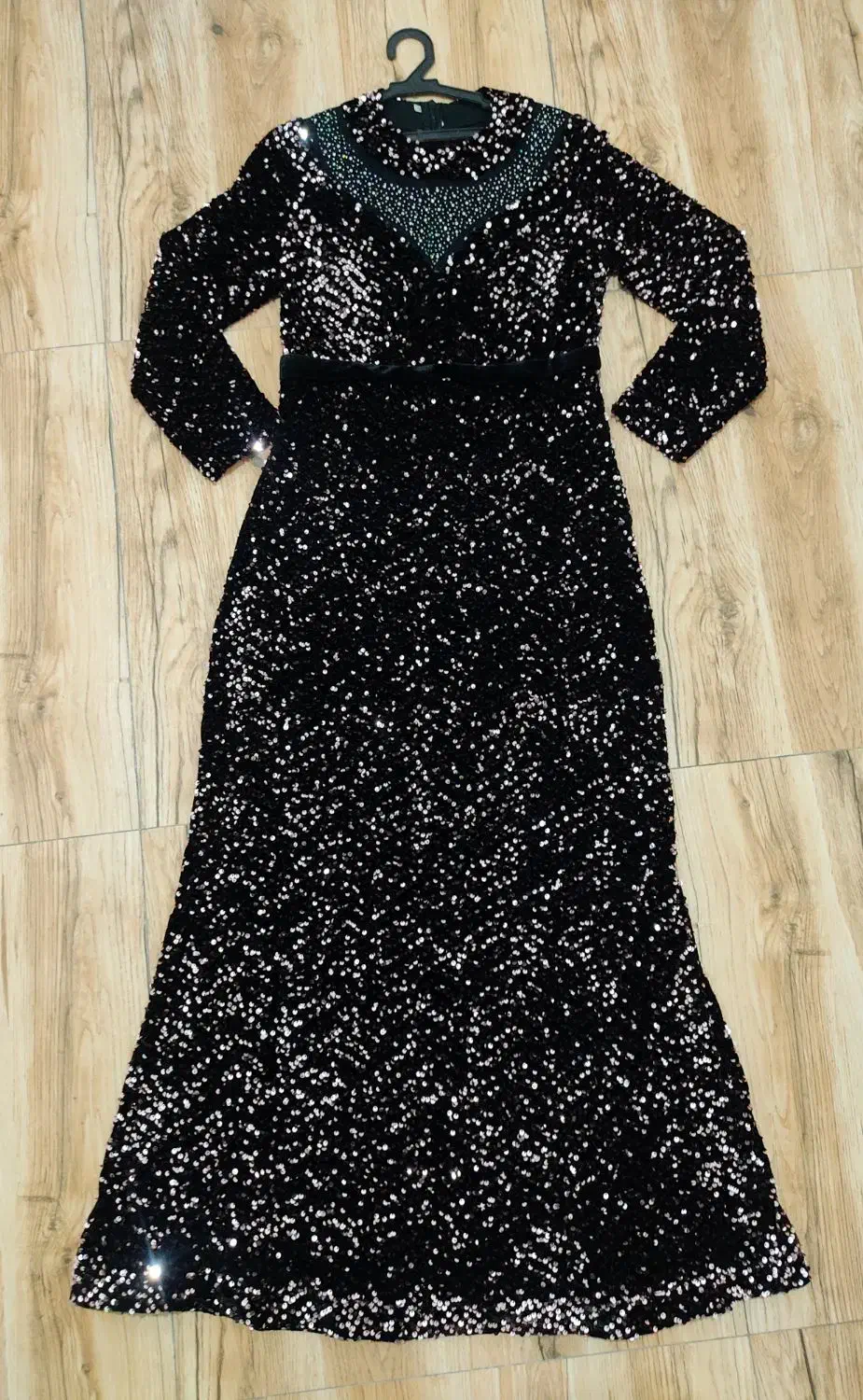 تعدادی لباس نو و مجلسی|لباس|میانه, |دیوار