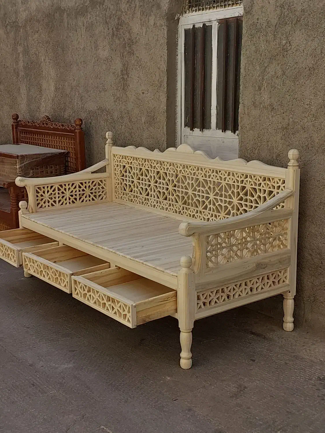 شاهنشین سنتی همراه با کشوی چوبی|مبلمان خانگی و میز عسلی|قم, رضویه|دیوار