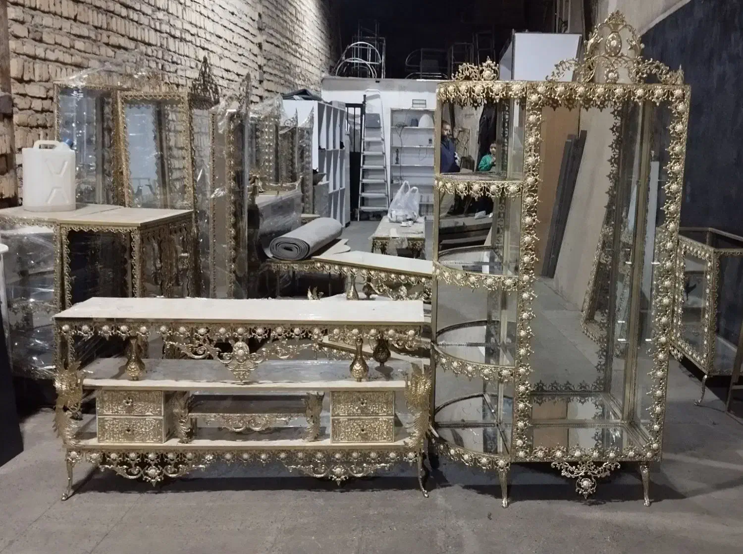 بوفه میز کنسول برنزی ایستاده با بهترین کیفیت|بوفه، ویترین، کنسول|کرج, حصارک پایین|دیوار