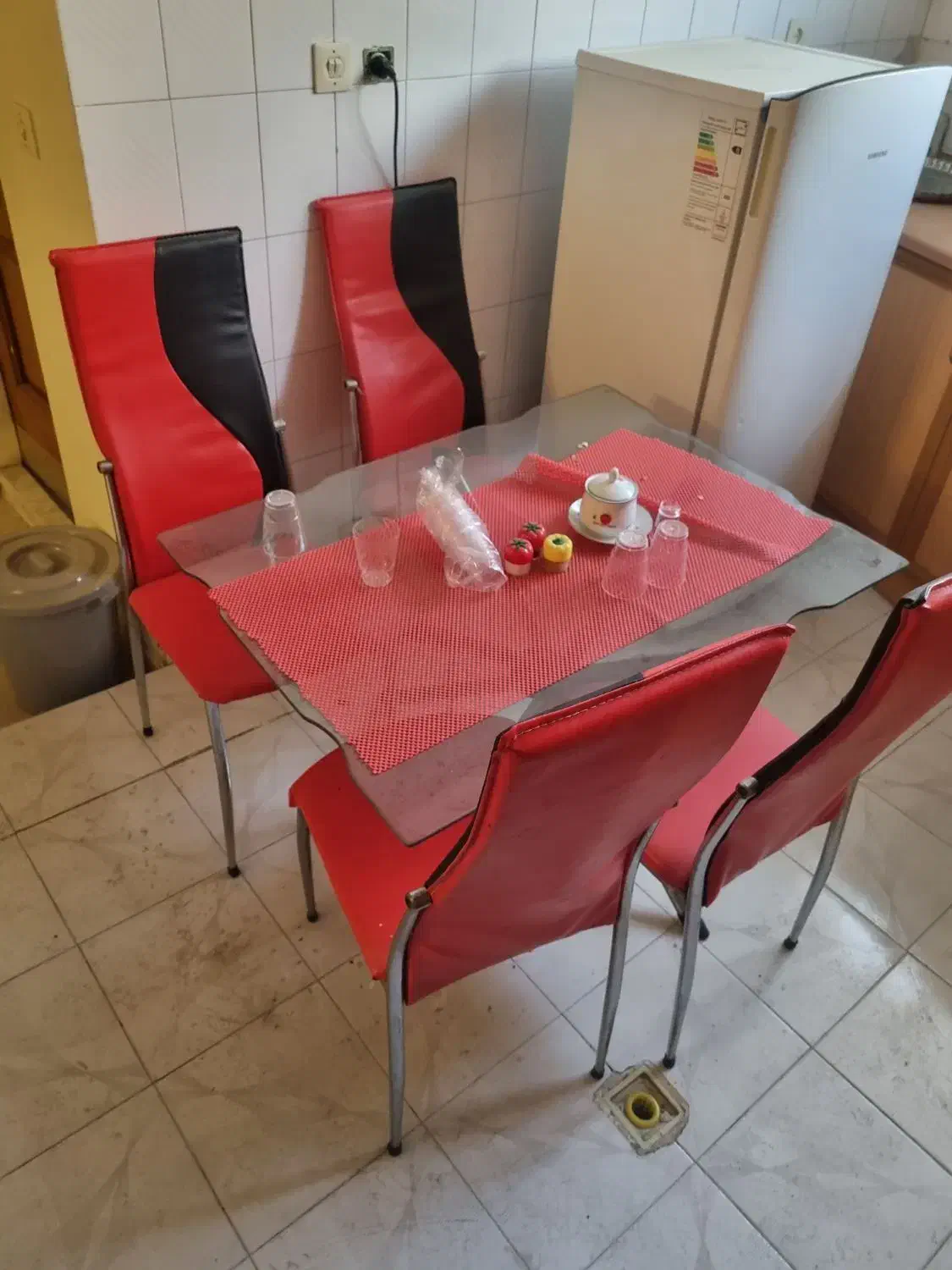 میز ناهارخوری ۴ نفره کاملا سالم|میز و صندلی غذاخوری|اصفهان, جلالیه|دیوار