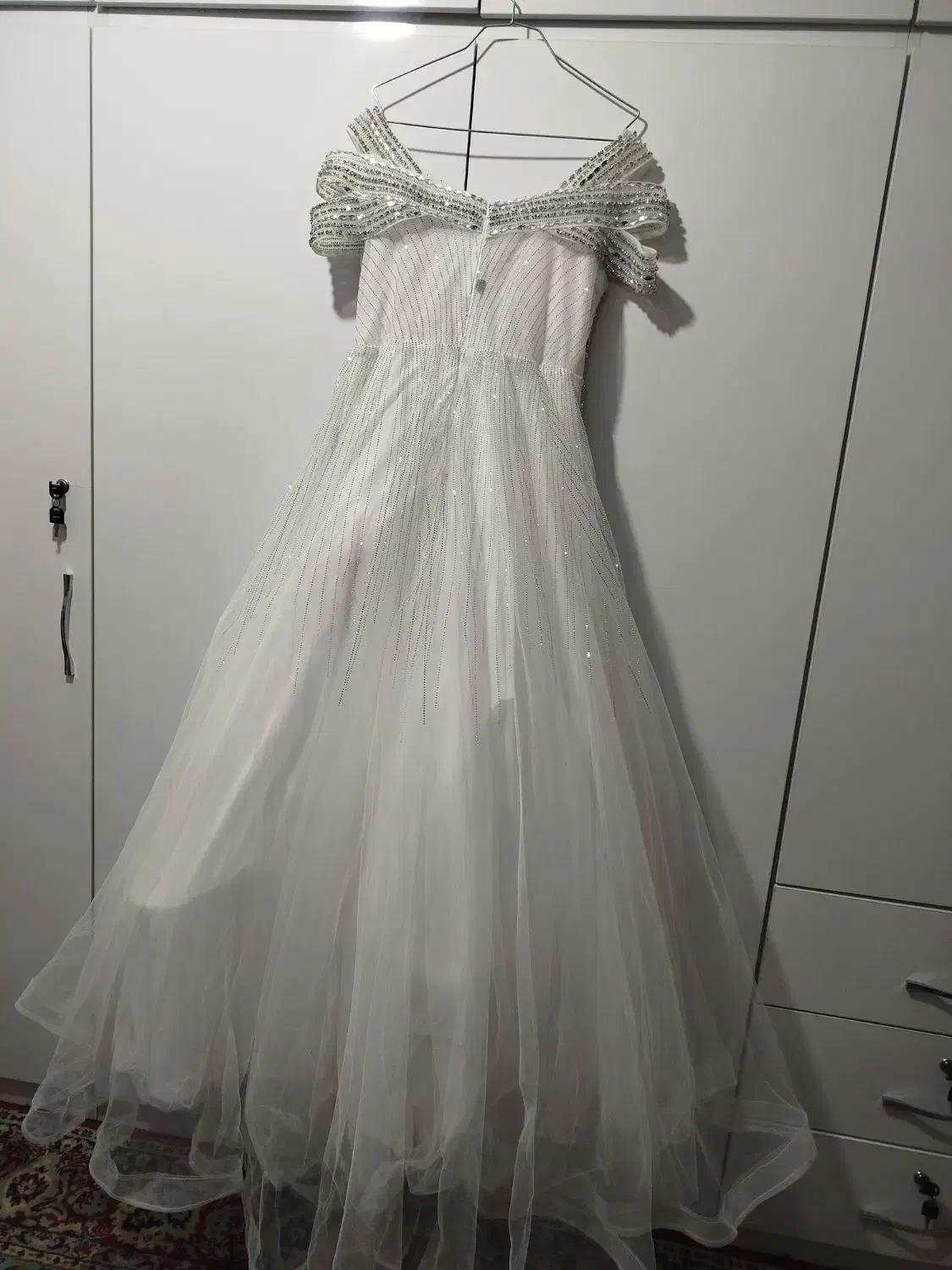 لباس عروس سفید سنگ کاری شده|لباس|ارومیه, |دیوار