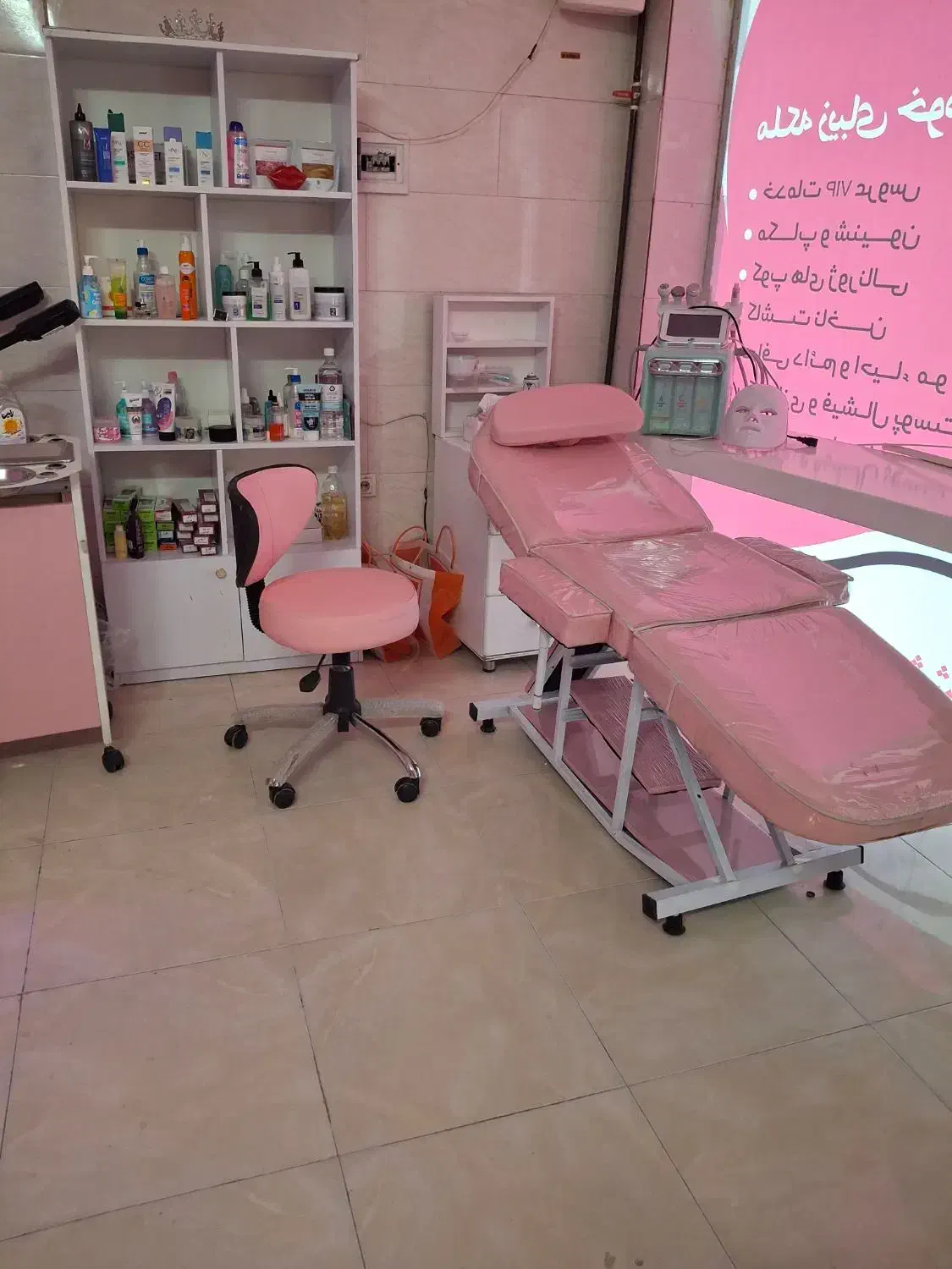 فروش وسایل کامل آرایشگاه به دلیل مهاجرت|آرایشگاه و سالن‌های زیبایی|بروجرد, |دیوار