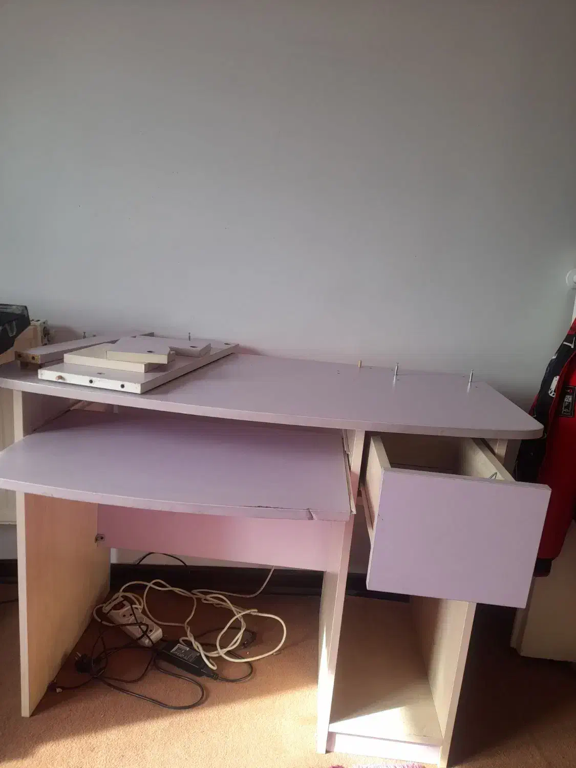 میز تحریر|میز تحریر و کامپیوتر|اندیشه, اندیشه فاز ۳|دیوار