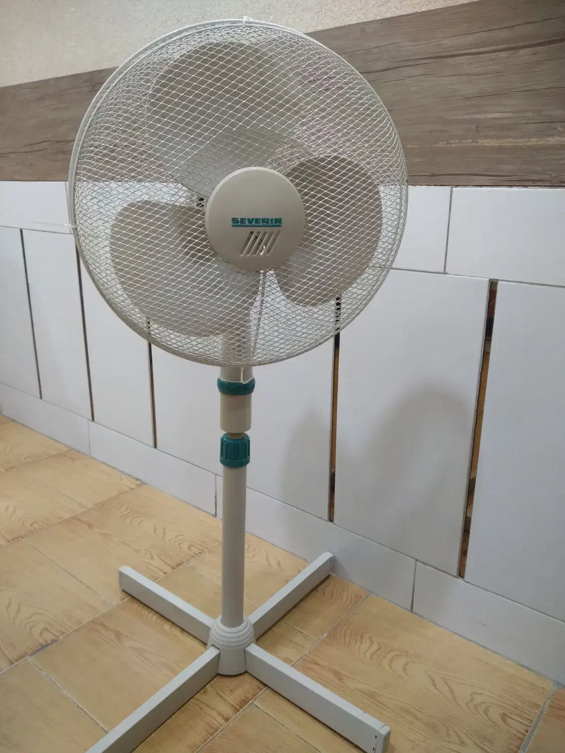 پنکه پایه دار جکی|پنکه و تصفیهکنندهٔ هوا|پیشوا, |دیوار