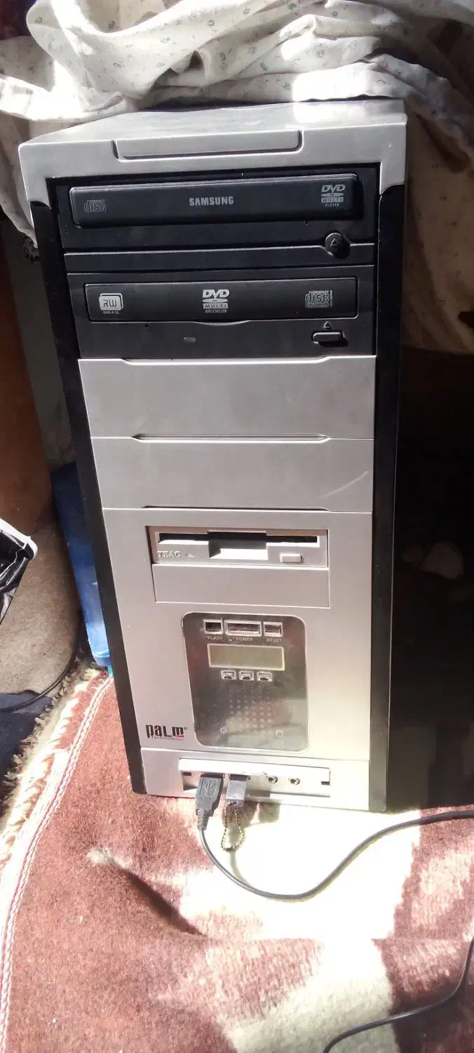 یک عدد کامپیوتر در حد اک نو نو نو بدون استفاده|رایانه رومیزی|شیراز, گلکوب|دیوار