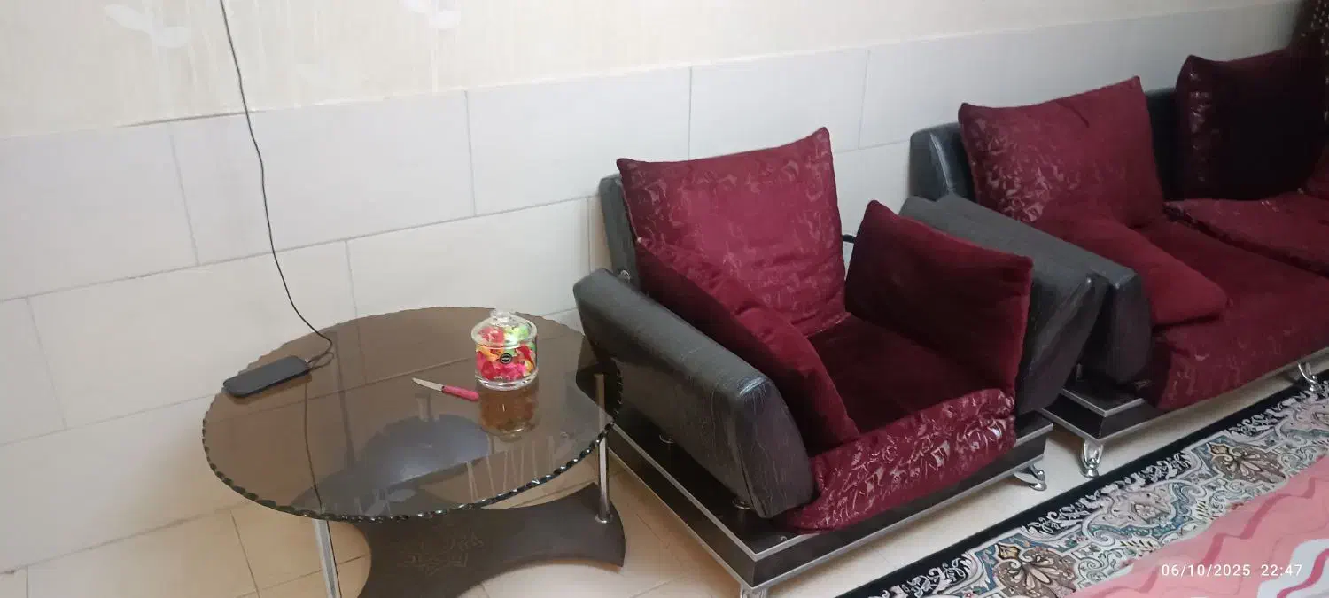 تخت خواب و مبل سالم و تمیز|مبلمان خانگی و میز عسلی|آباده, |دیوار