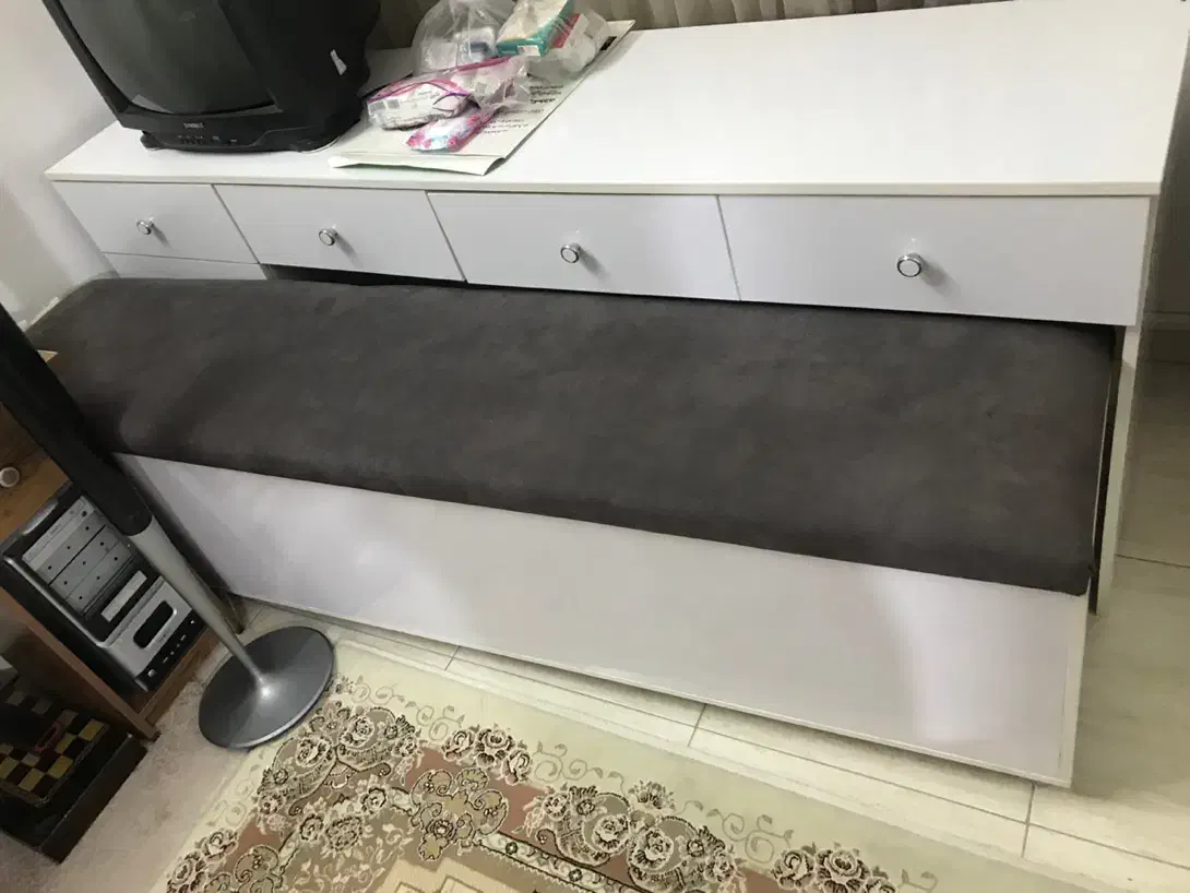 میز آرایشی و‌ صندلی و آینه|آرایشگاه و سالن‌های زیبایی|ساری, |دیوار