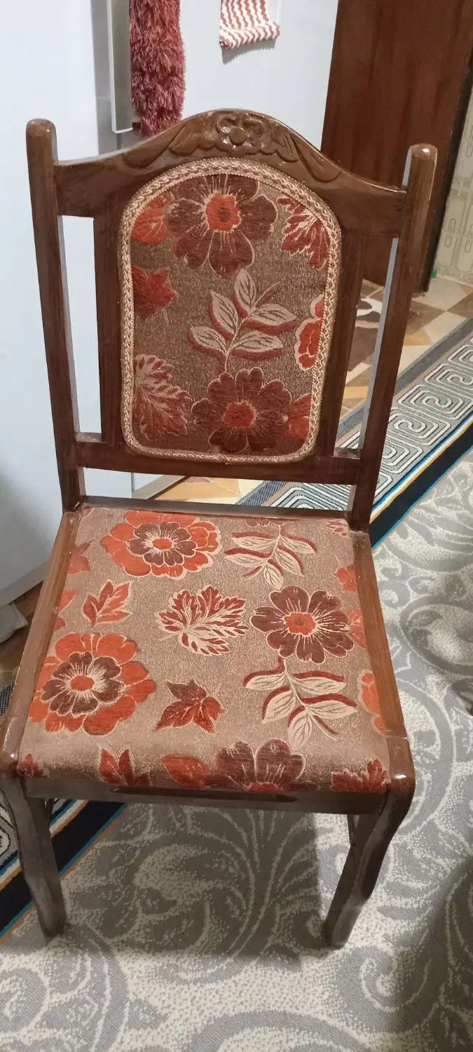 صندلی چوبی با پارچه مبلی گل برجسته|میز و صندلی غذاخوری|کازرون, |دیوار