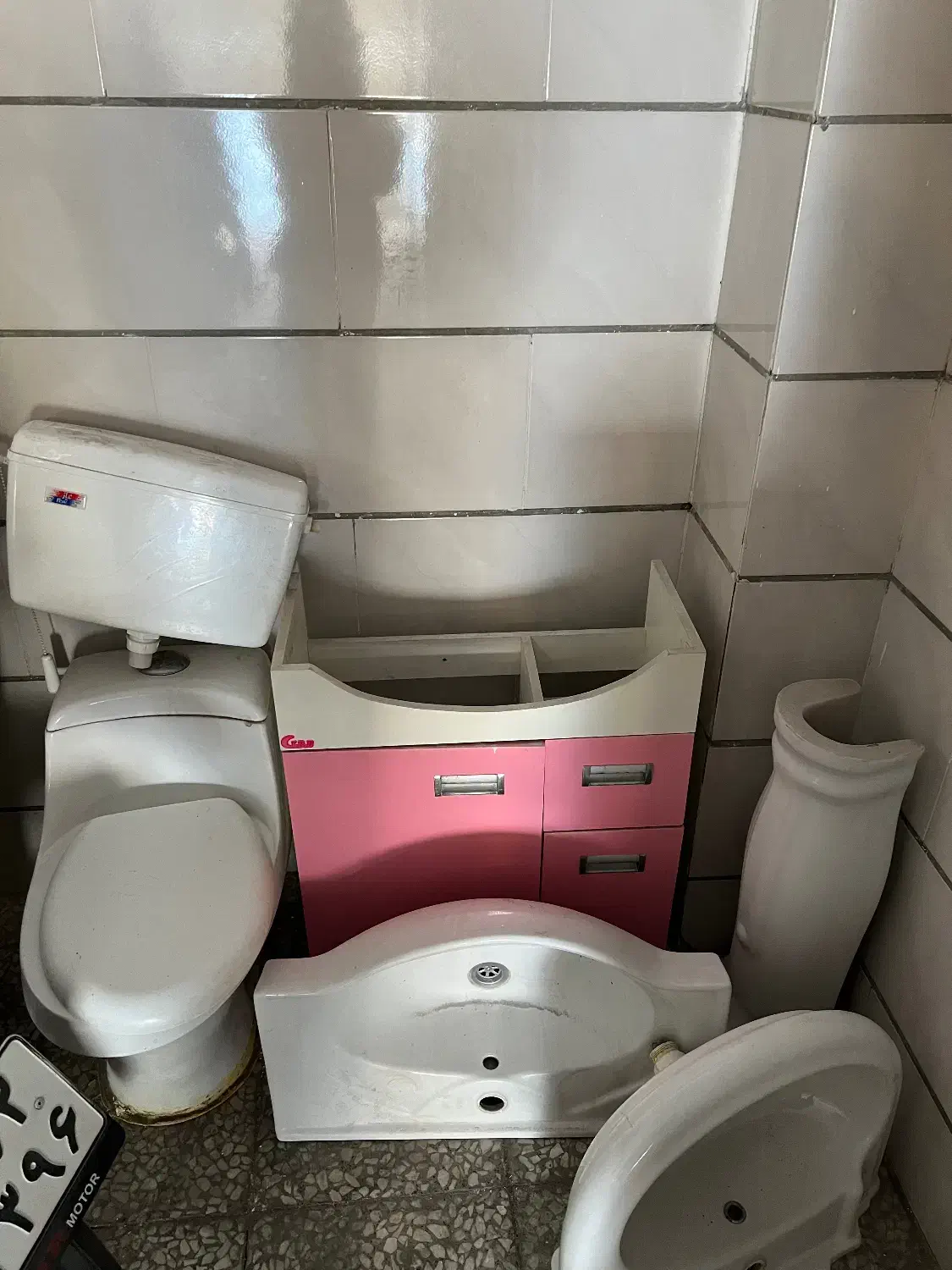 توالت فرنگی و روشویی|لوازم سرویس بهداشتی|گرمدره, |دیوار