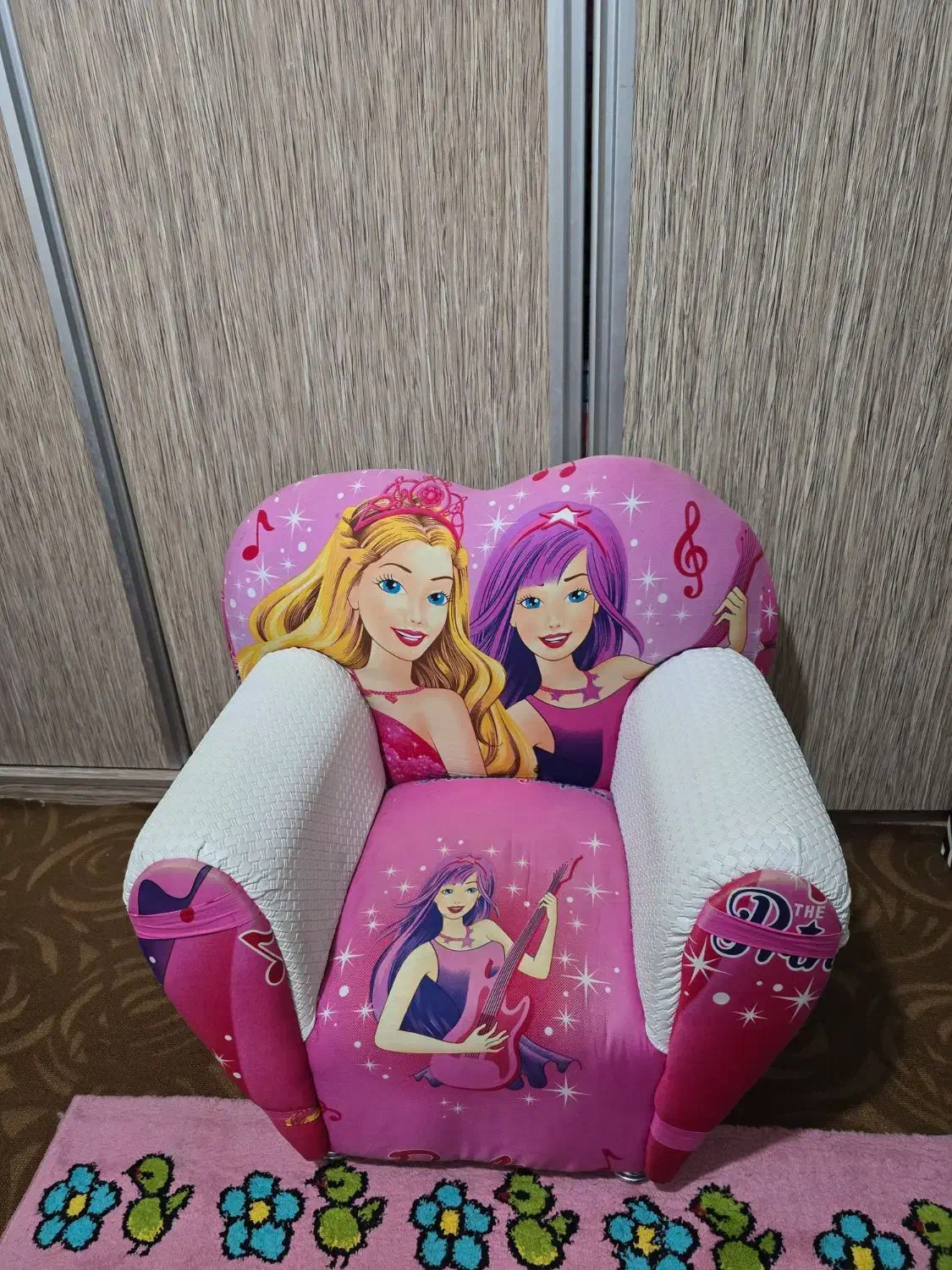 فرش اتاق کودک تمیزو سالم همراه با مبل کودک|اسباب و اثاث بچه|تهران, توحید|دیوار