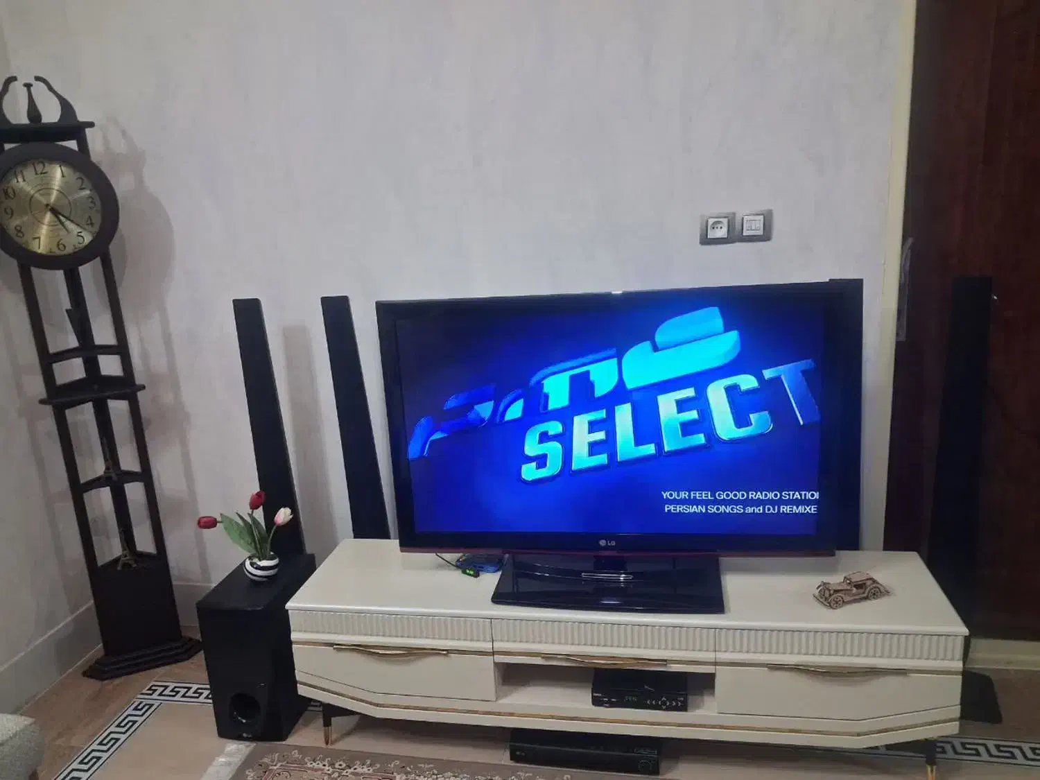 تلویزیون و میز تلویزیون و باند ها و ساعت ایستاده|تلویزیون و پروژکتور|گلپایگان, |دیوار
