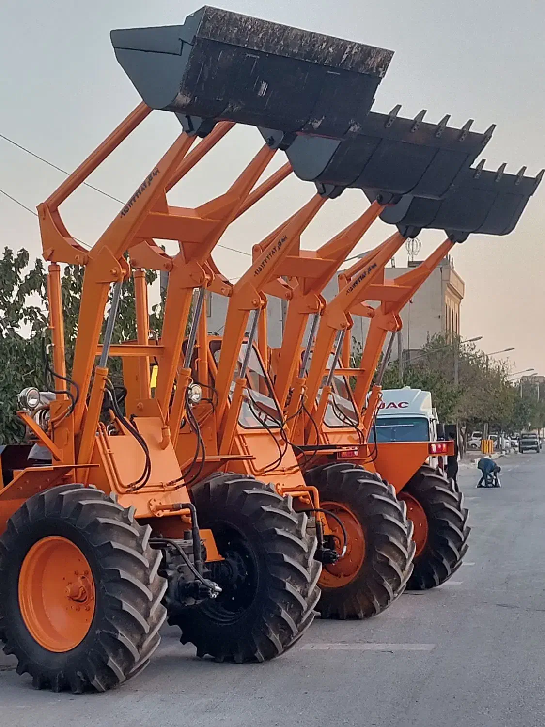 تراکتور رومانی بیل عقب|خودرو سنگین|مشهد, عنصری|دیوار