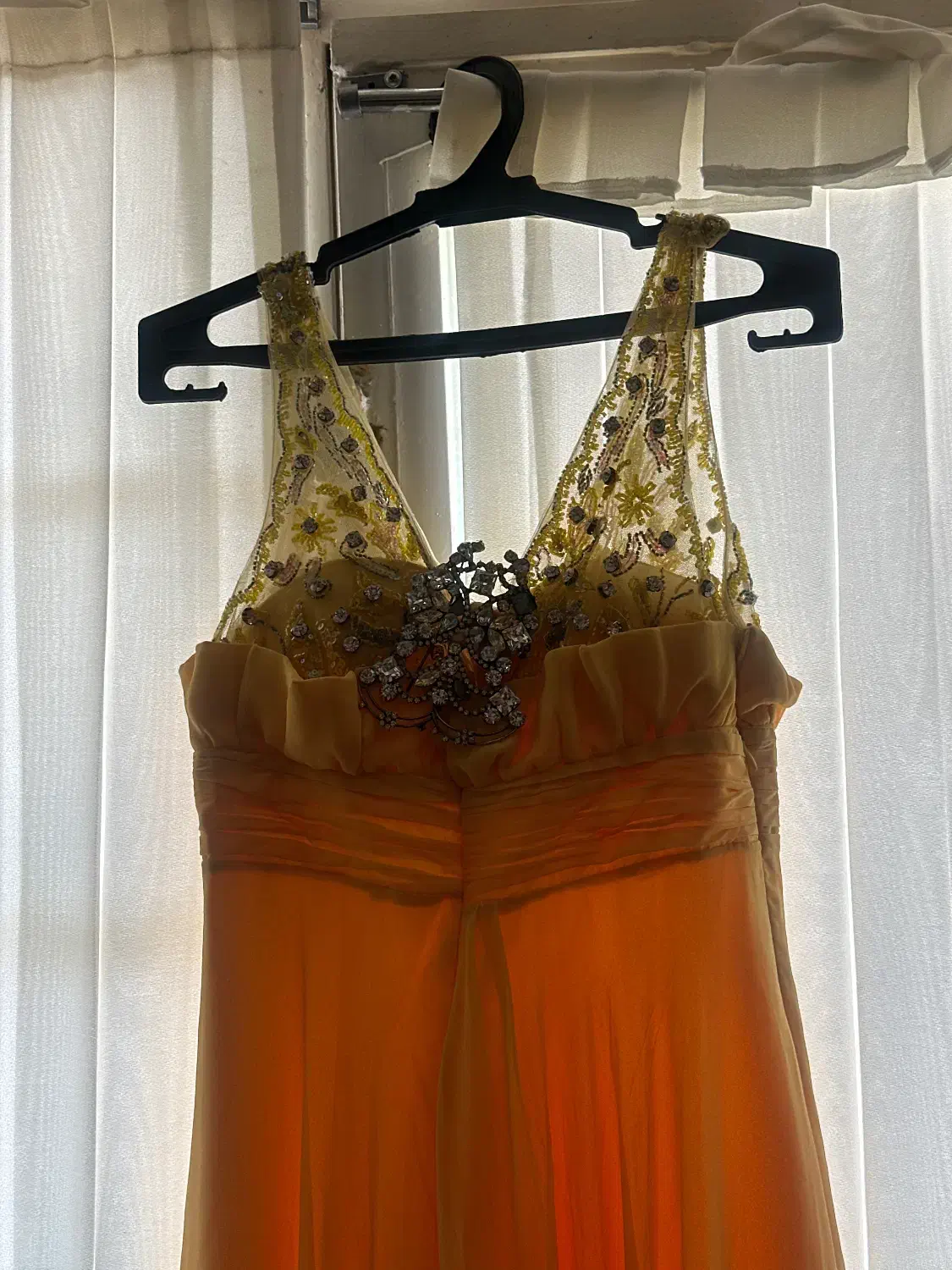 لباس مجلسی بلند زرد، در حد معمولی|لباس|قیروکارزین, |دیوار