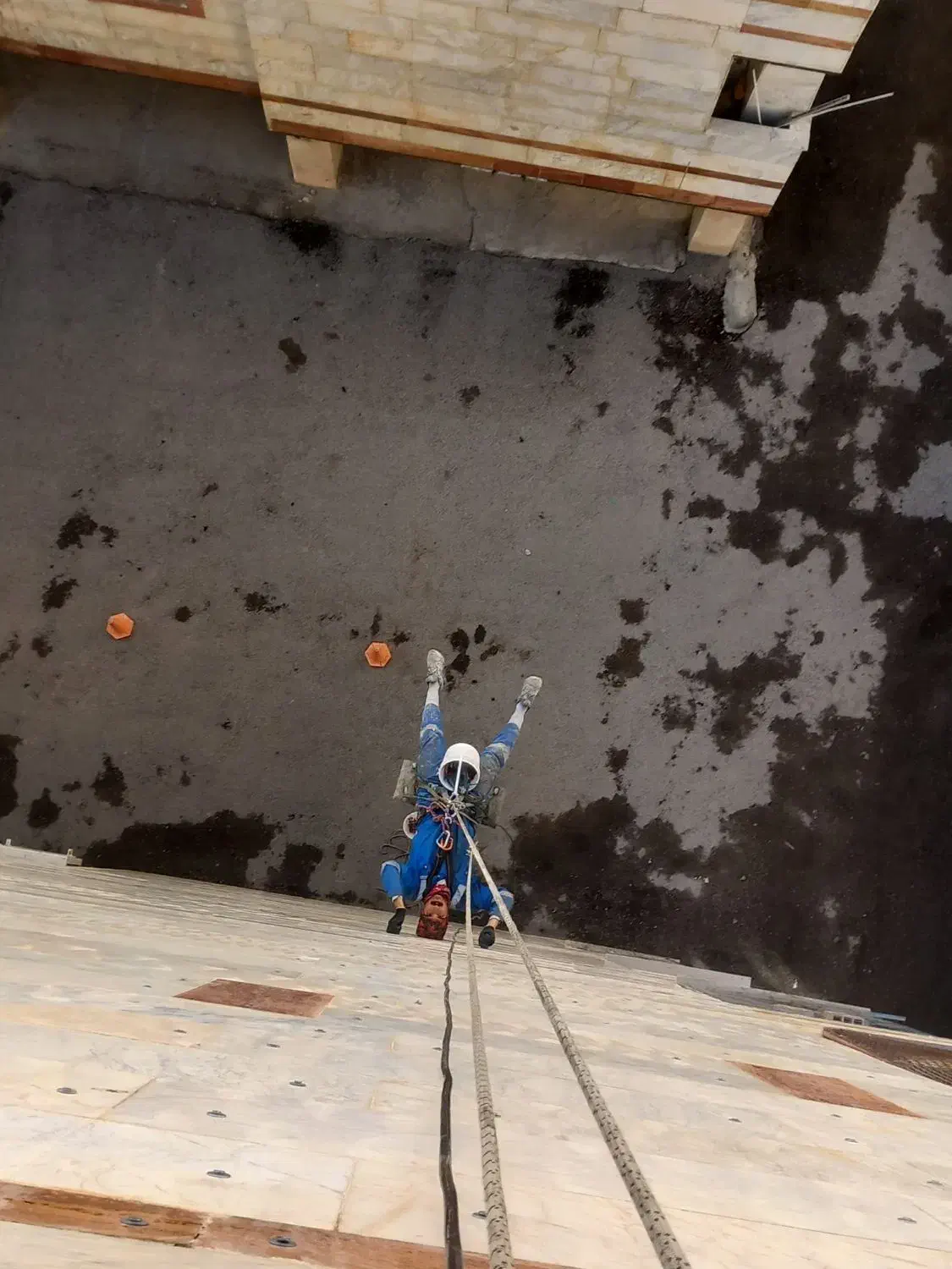 عایق نانو کار در ارتفاع با طناب راپل|خدمات پیشه و مهارت|ایلام, |دیوار