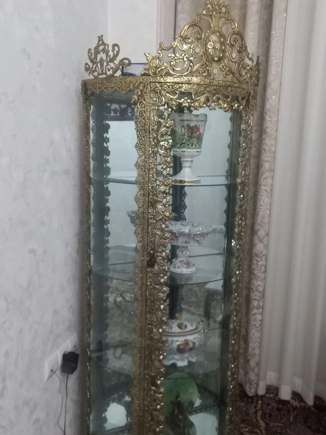 یک ویترین برنجی سالم سالم در حد نو|بوفه، ویترین، کنسول|تهران, وصفنارد|دیوار