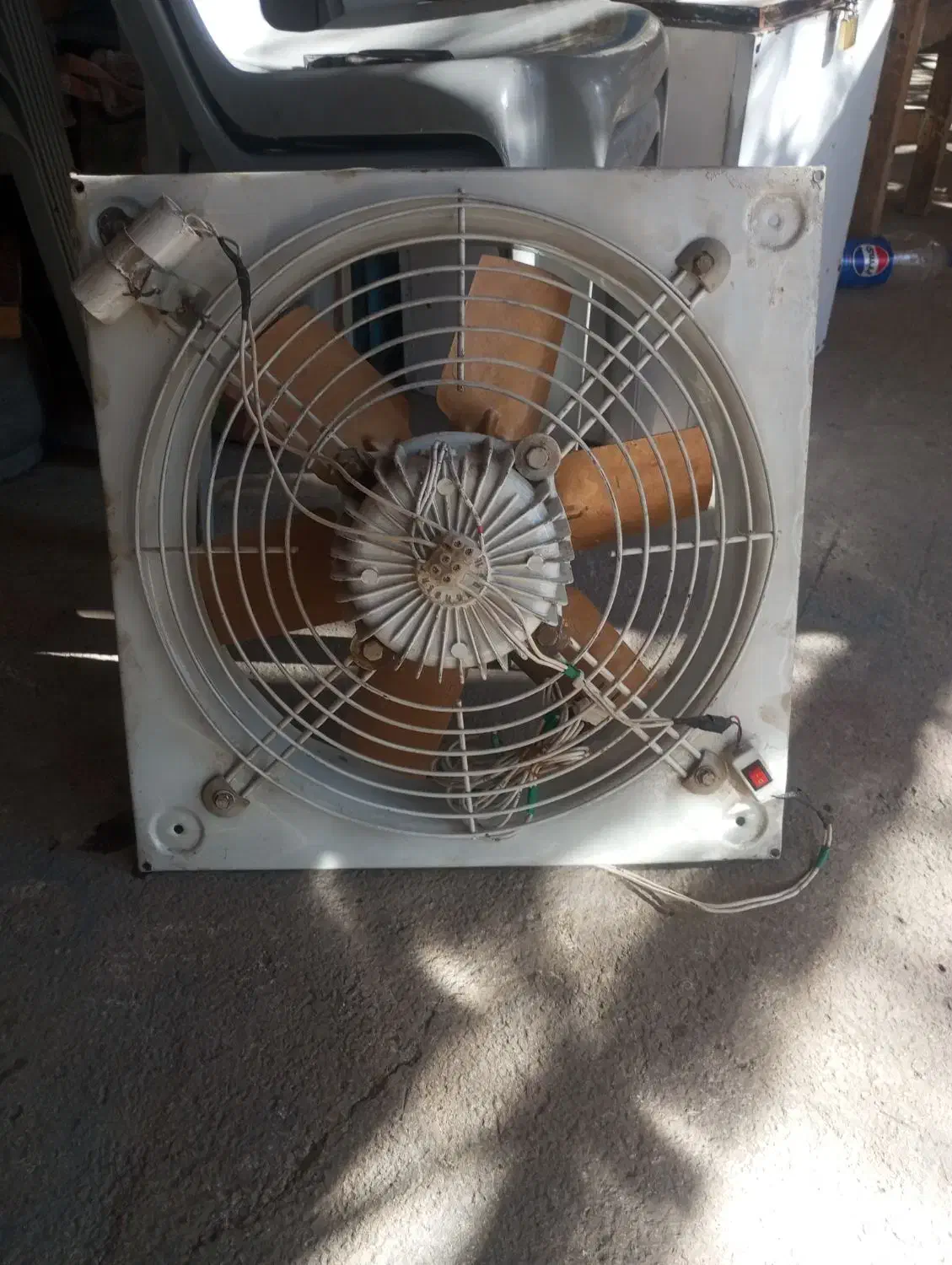 هواکش(فن)|پنکه و تصفیهکنندهٔ هوا|آشخانه, |دیوار