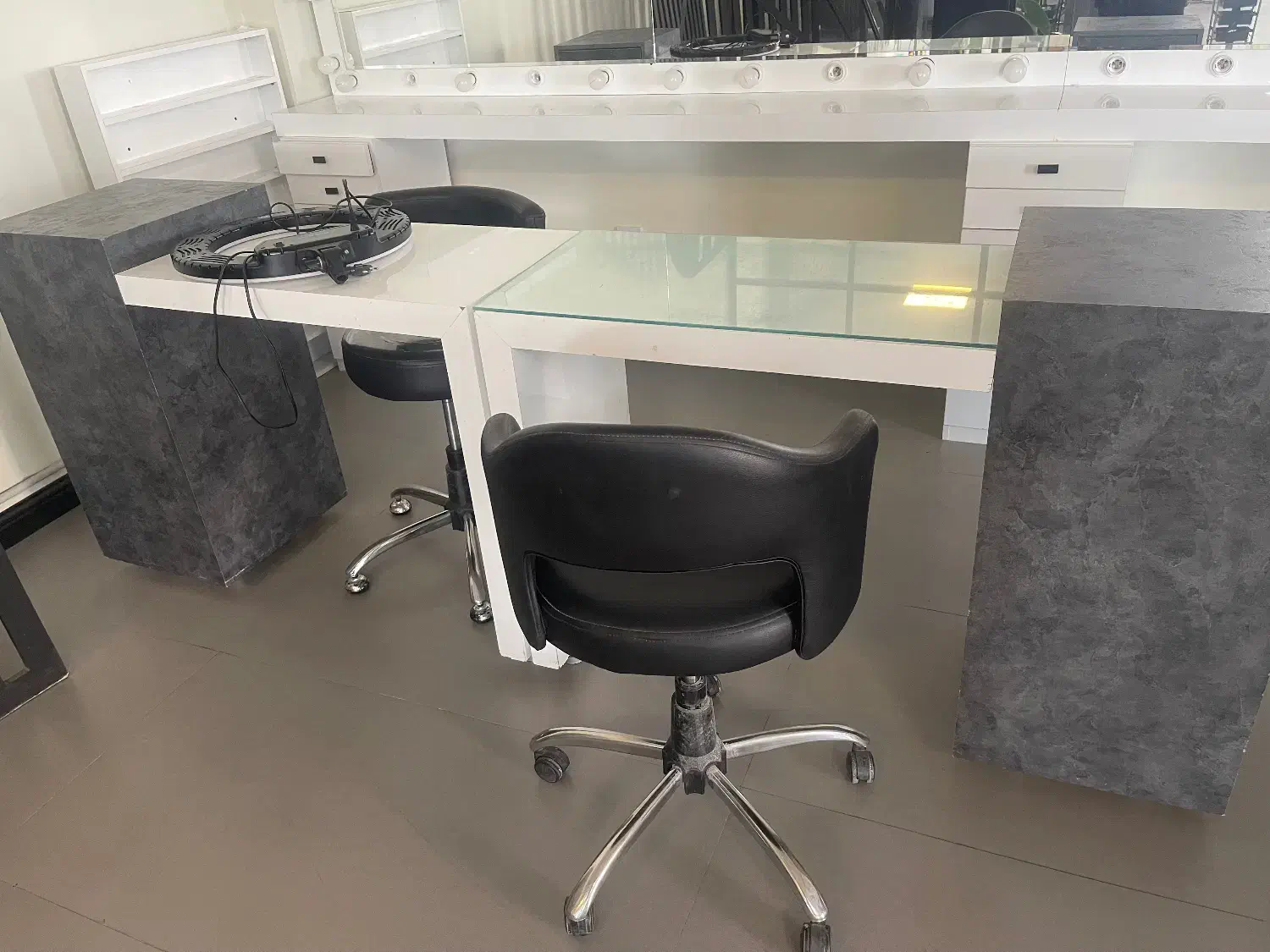 اینه کنسول میکاپ+دو عدد میز ناخن|آرایشگاه و سالن‌های زیبایی|ساری, |دیوار