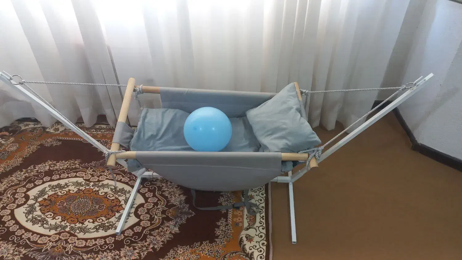 گهواره بچه در حد نو و تمیز|اسباب و اثاث بچه|شیراز, منطقه هوایی شهید دوران|دیوار