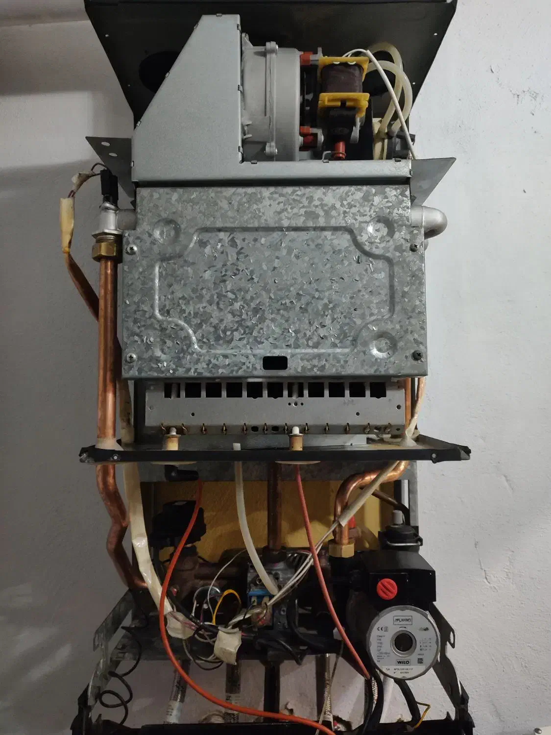 نصب ، تعمیر و سرویس انواع پکیج های ایرانی و خارجی|خدمات پیشه و مهارت|رشت, کوی بیانی|دیوار