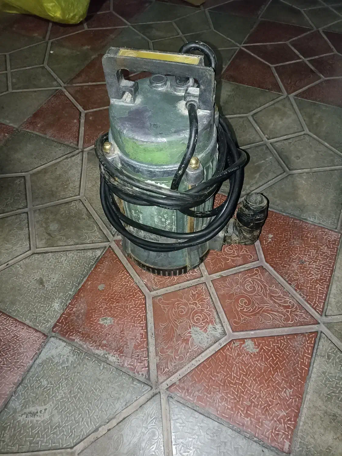 یک عدد کف کش ویک عدد پمپ آب|ابزارآلات|هشتگرد, شهرک راه آهن|دیوار