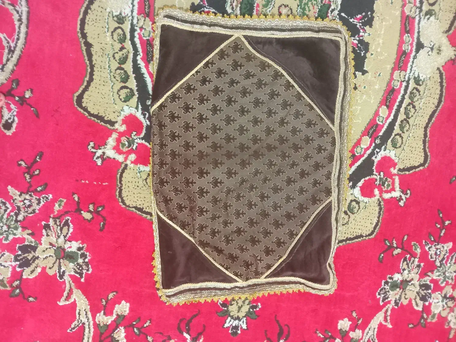 روبالشی و رو پشتی|رختخواب، بالش، پتو|یاسوج, |دیوار