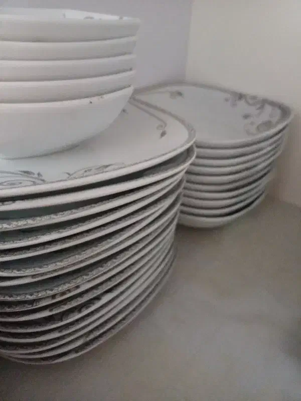 مقداری ظروف چینی درحدنو|ظروف سرو و پذیرایی|زنجان, |دیوار