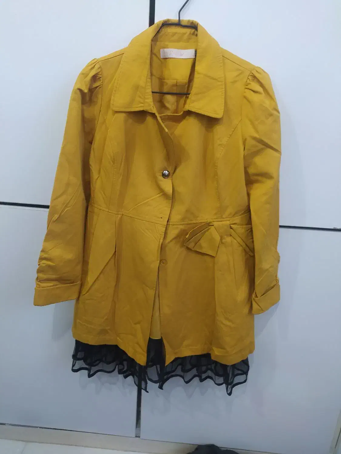 تعدادی لباس دخترانه|لباس|رباط‌کریم, رباط‌کریم|دیوار