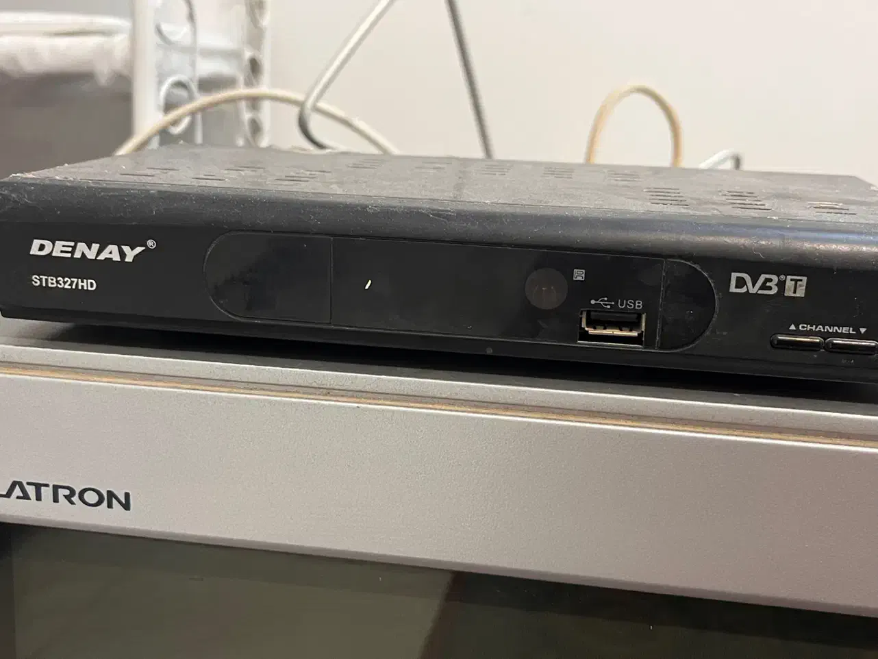 تلویزیون LG Flatron به‌همراه گیرنده دیجیتال Denay|تلویزیون و پروژکتور|بیرجند, |دیوار