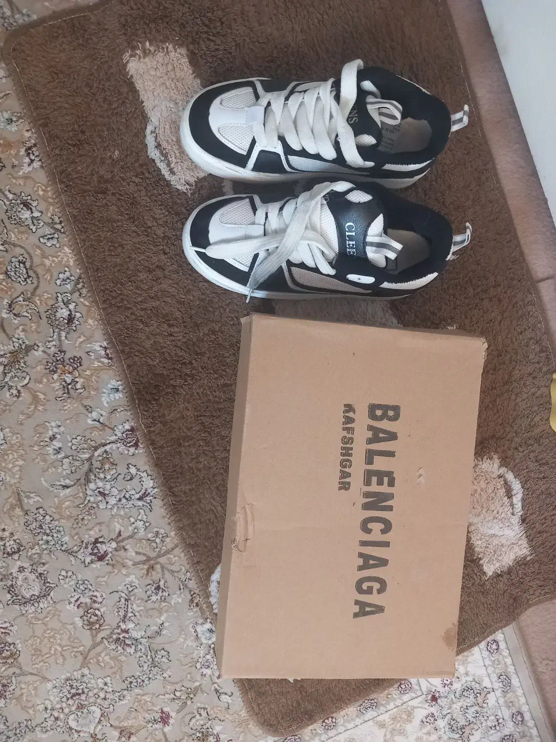 کفش نو|کیف، کفش، کمربند|اشتهارد, |دیوار