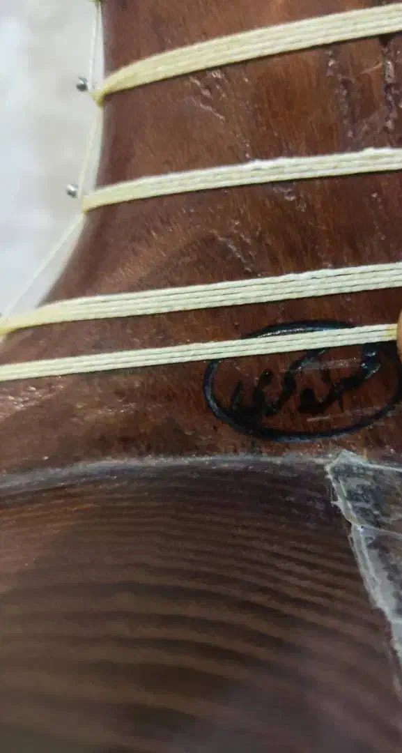 تار «خسروکرمی»|سازهای سنتی|همدان, |دیوار