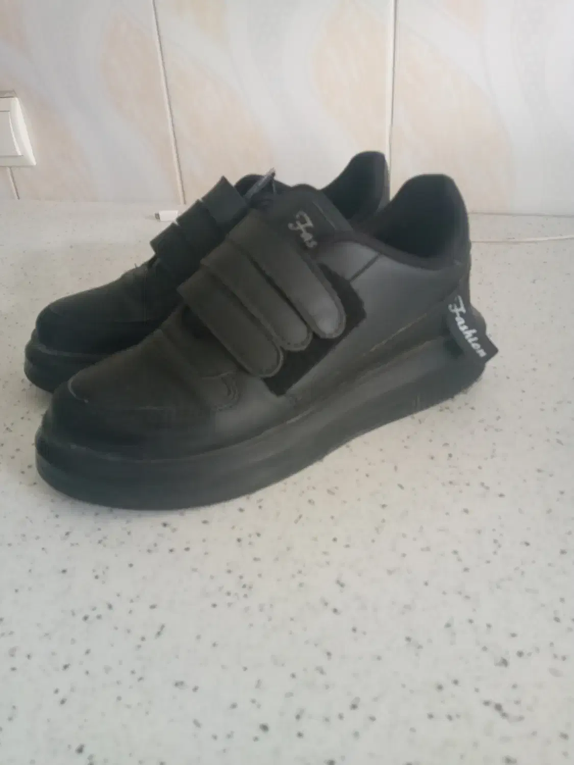 کفش کتونی|کیف، کفش، کمربند|رشت, کوی مهر|دیوار