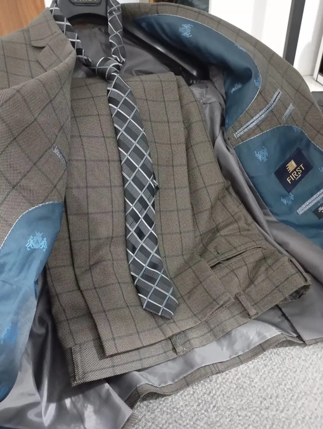 کت و شلوار|لباس|شهریار, شهریار|دیوار