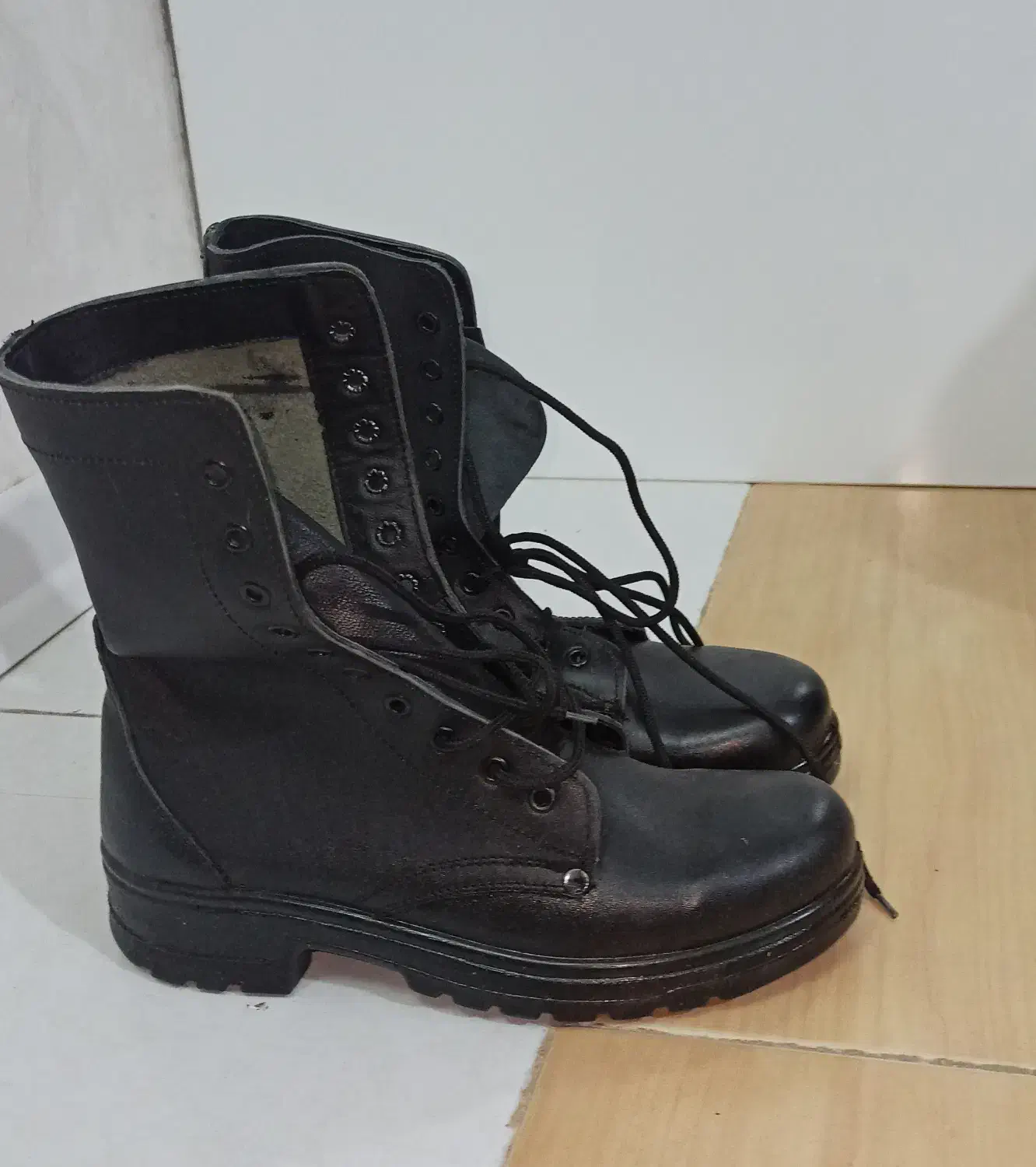 پوتین|کیف، کفش، کمربند|هشتگرد, شهرک ولیعصر (مصلی)|دیوار