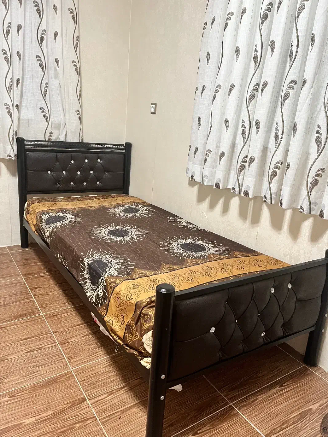 تختخواب تک‌نفره همراه تشک|تخت و سرویس خواب|رشت, کوی عرفان|دیوار