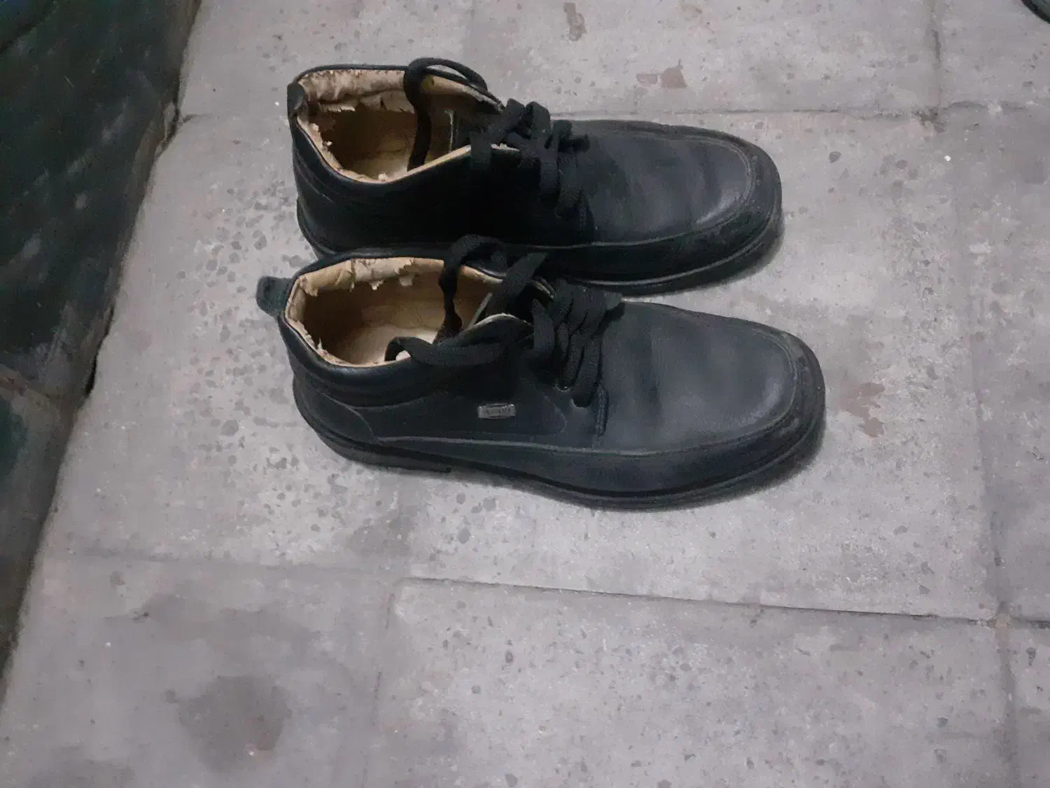 کفش وکتانی|کیف، کفش، کمربند|اندیشه, اندیشه فاز ۱|دیوار