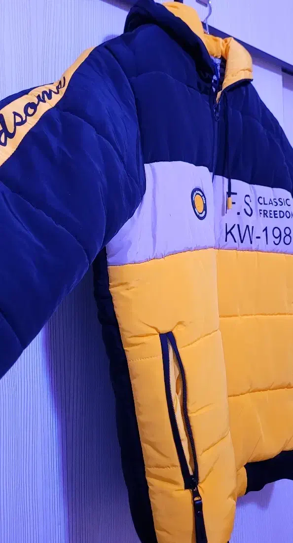 کاپشن مردانه|لباس|قدس, شهرقدس|دیوار