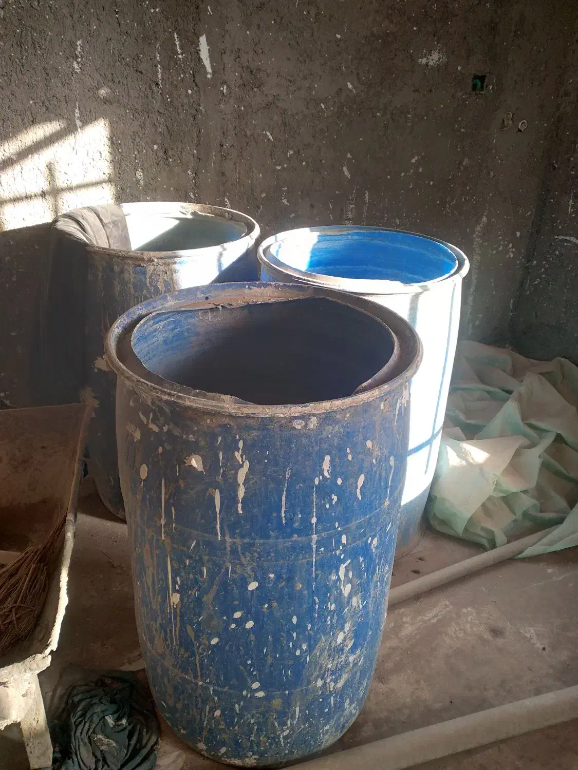 فرغون و بشکه|ابزارآلات|کاشان, باغ ماجد|دیوار