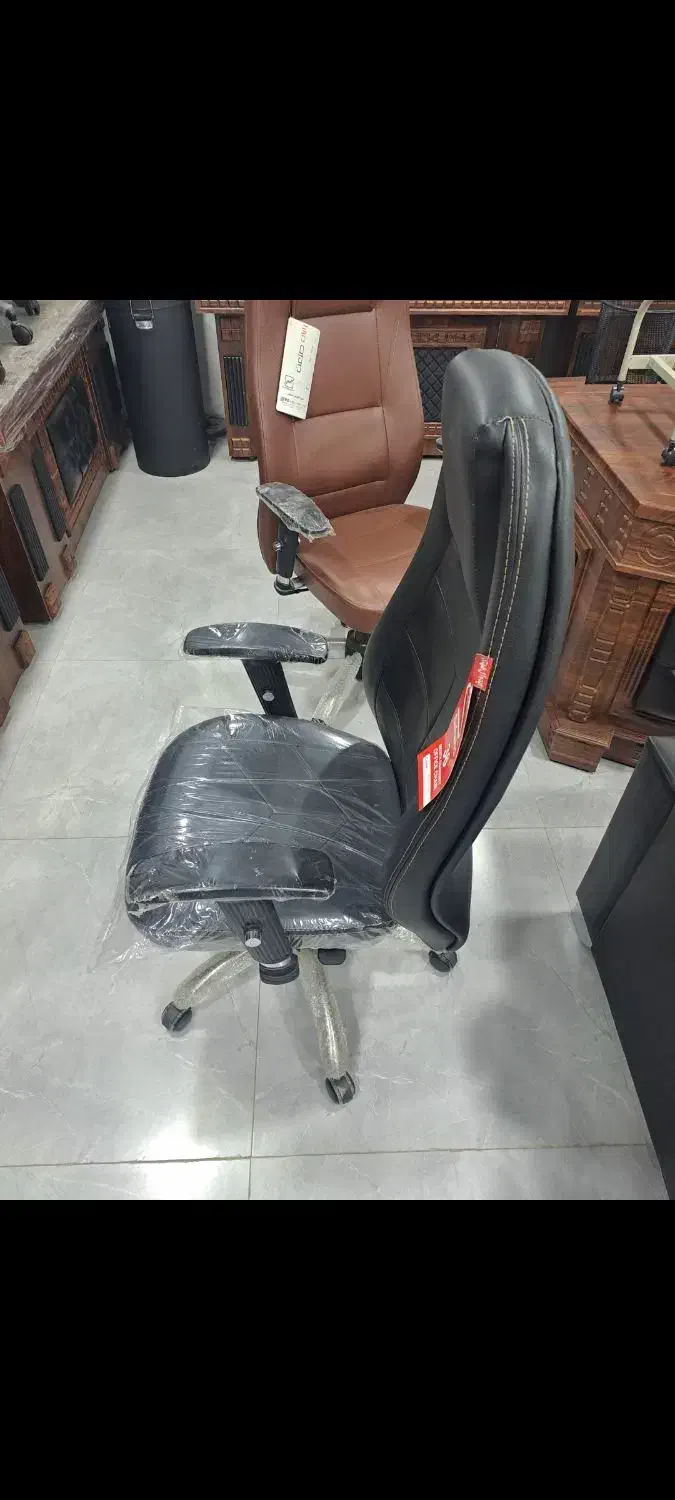 فروش صندلی مدیریتی و انتظاریک ماه خریداری شده|صندلی و نیمکت|همدان, |دیوار