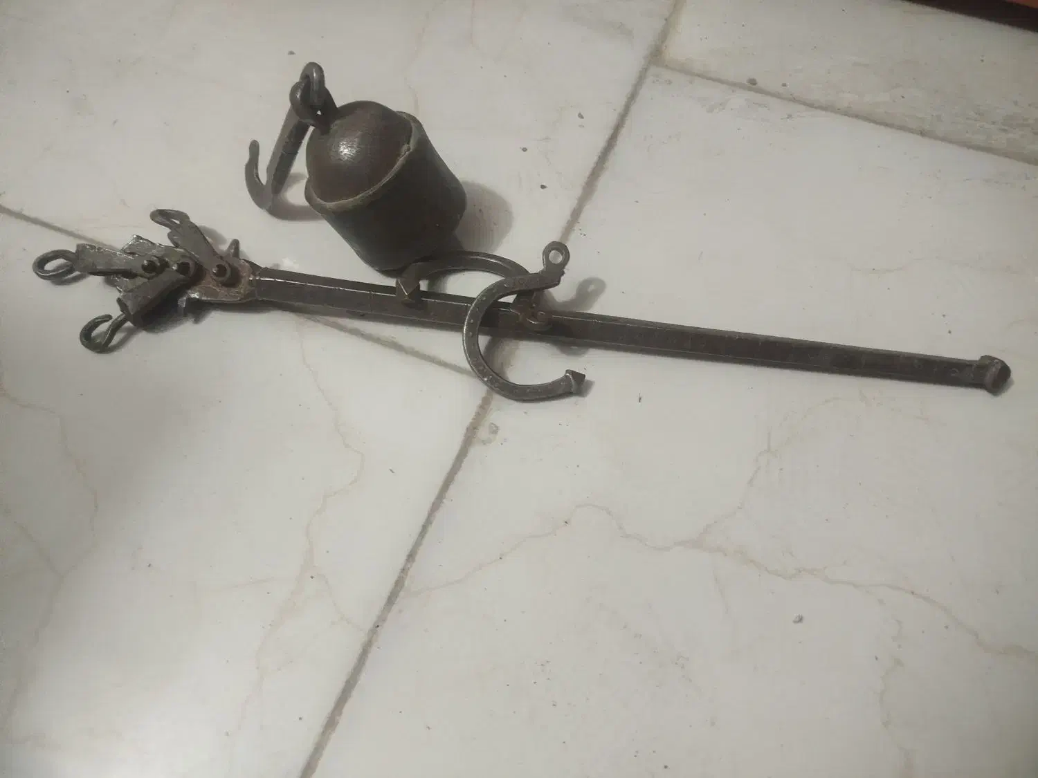 قپان قدیمی|کلکسیون اشیاء عتیقه|یزد, |دیوار