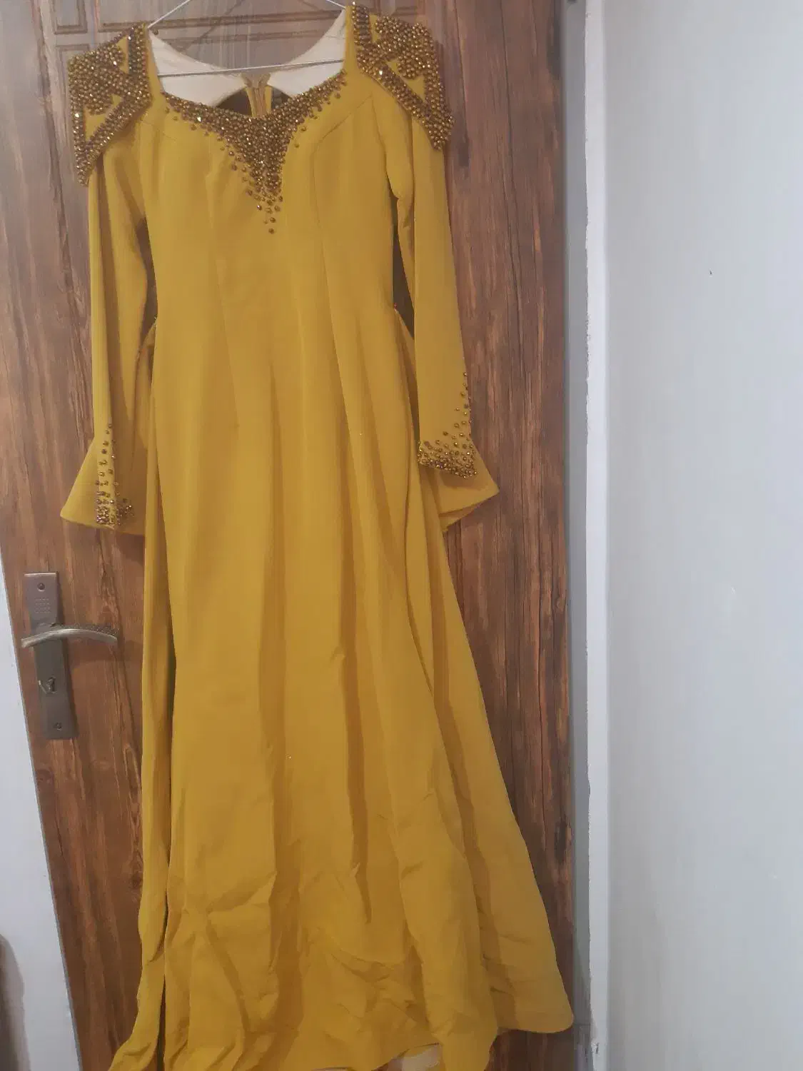 لباس مجلسی در حد نو|لباس|نیشابور, هفده شهریور|دیوار