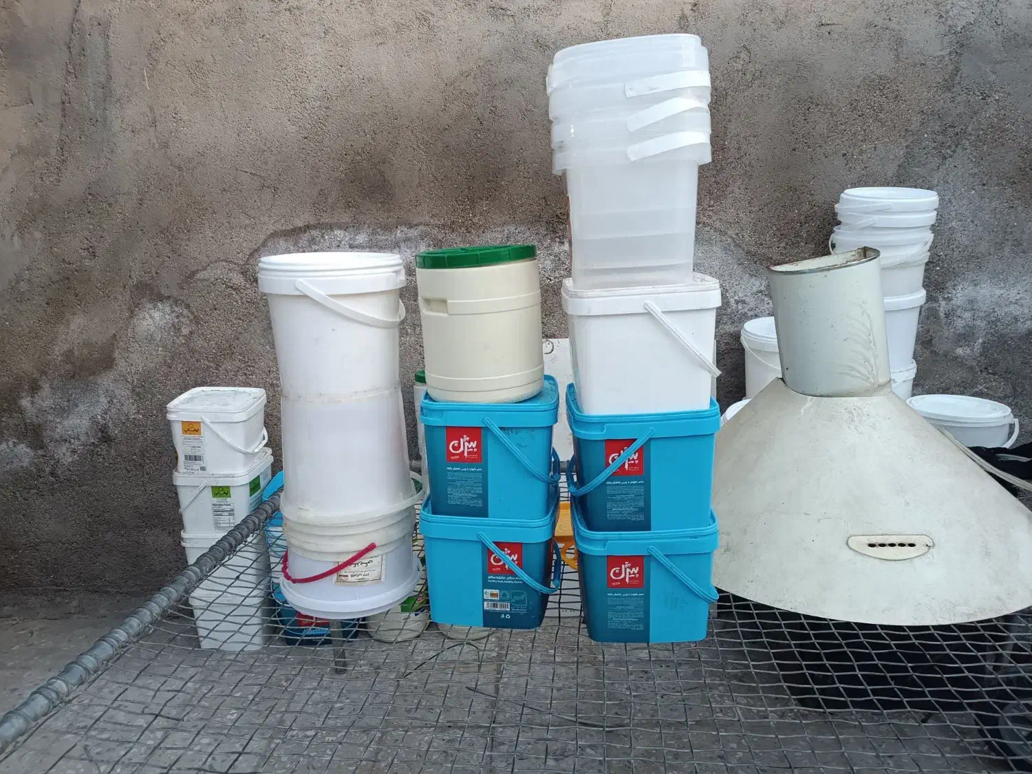 سطل های خالی|ظروف نگهدارنده، پلاستیکی، یک‌بارمصرف|باوی, |دیوار