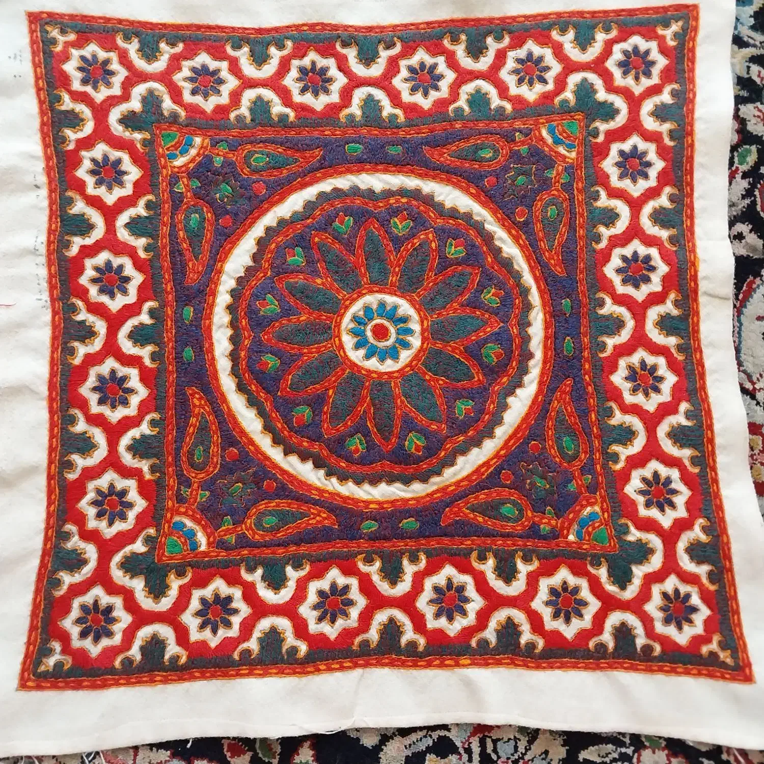 تعدادی کوسن وتابلویی بفروش میرسد|پرده، رانر، رومیزی|کرمان, |دیوار