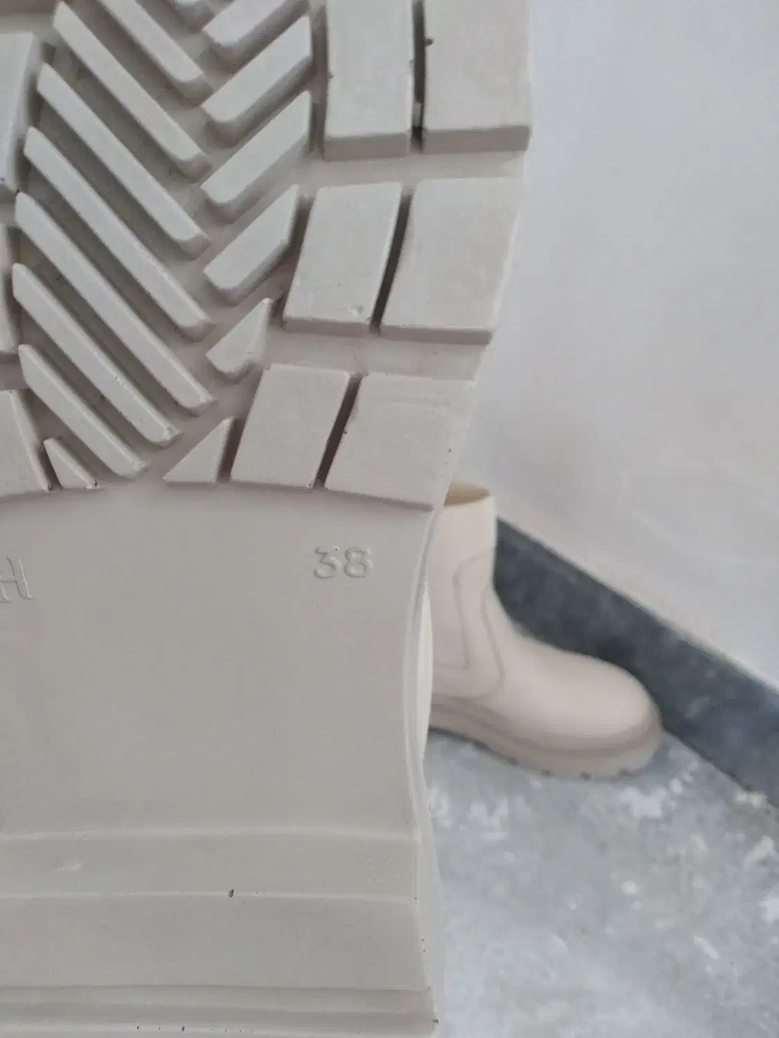 کفش-بوت|کیف، کفش، کمربند|گمیشان, |دیوار