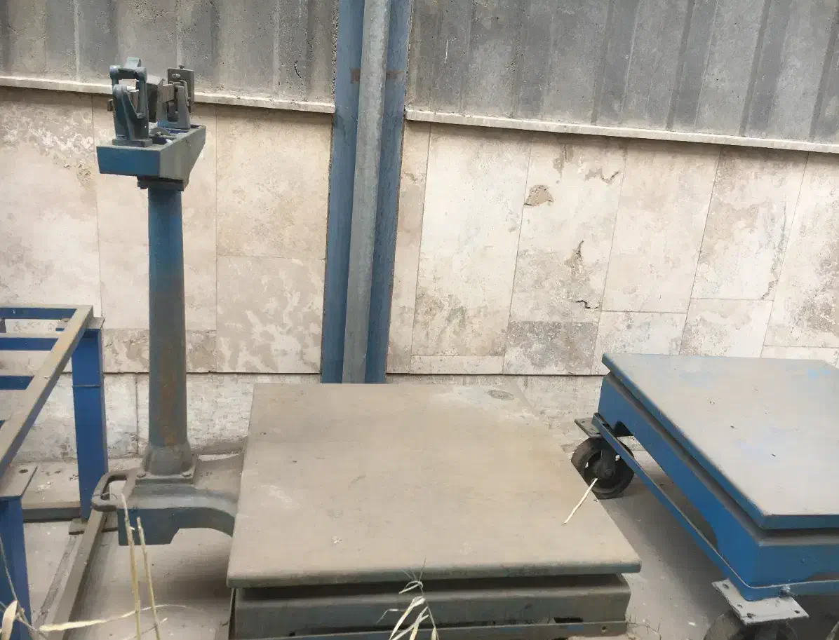 1عدد قپان یک تنی سنگ سر خود و یک عدد قپان|ماشین‌آلات صنعتی|ری, بازار آهن|دیوار