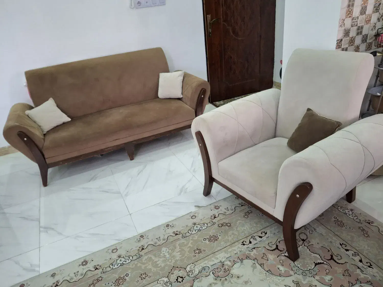 مبل سه نفره و تک‌نفره|مبلمان خانگی و میز عسلی|رشت, باهنر|دیوار