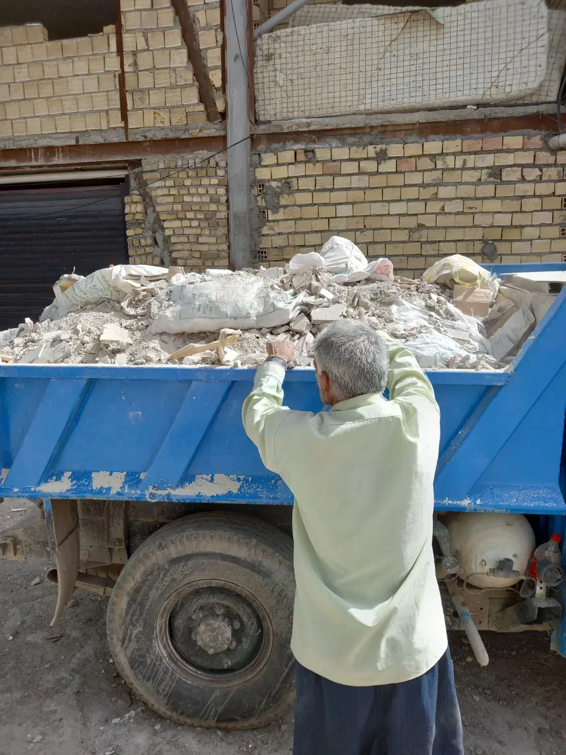 حمل بارماسه ونخاله همراه کارگربانیسان کمپرسی|خدمات حمل و نقل|خرم‌آباد, |دیوار